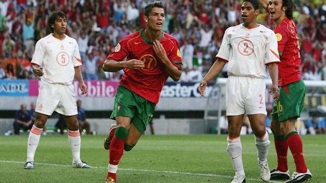 Cristiano Ronaldo ăn mừng bàn mở tỷ số trong chiến thắng 2-1 của Bồ Đào Nha trước Hà Lan ở bán kết